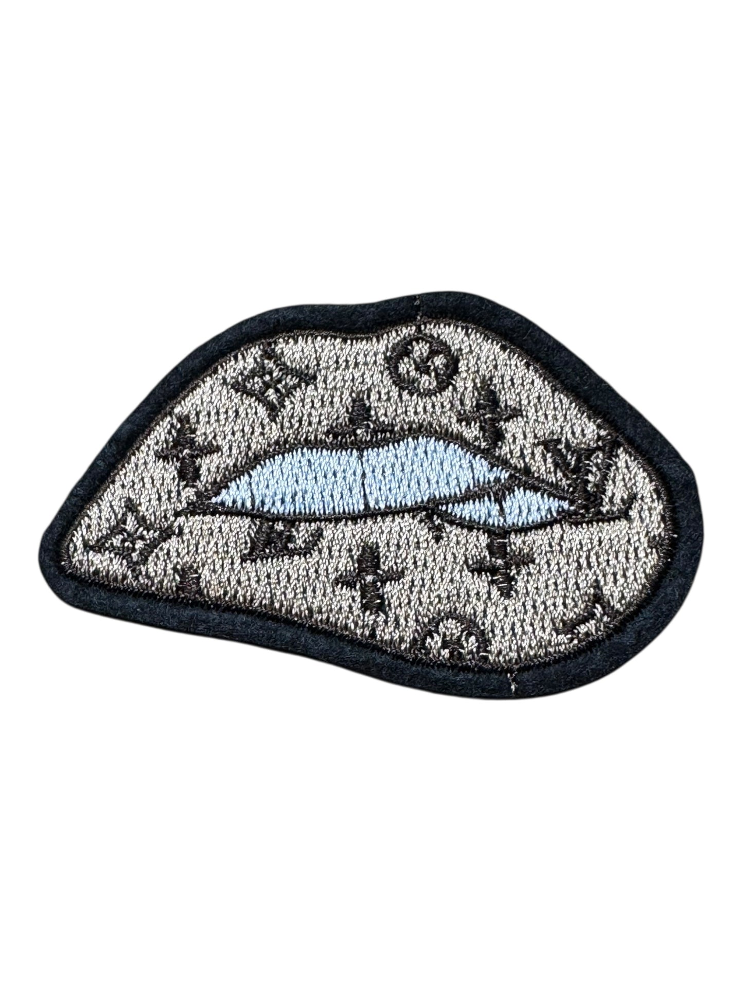 LV-INSPIRED BROWN MOUTH