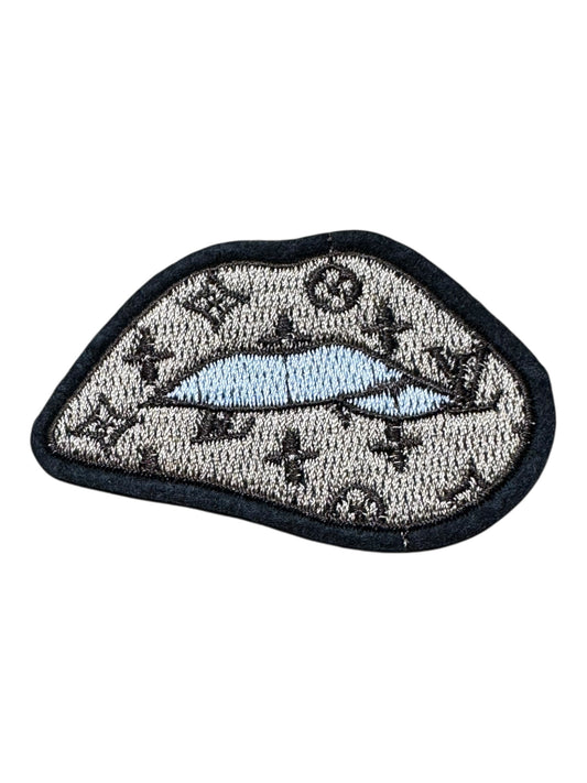 LV-INSPIRED BROWN MOUTH